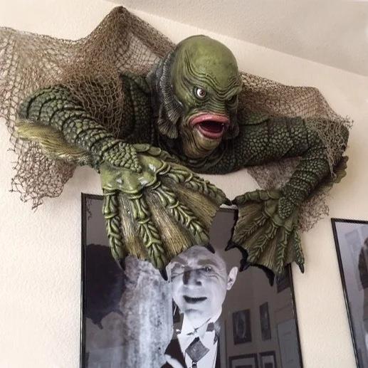 Creature from the Black Lagoon - Outdoor Furniture Resin avaliação e preço