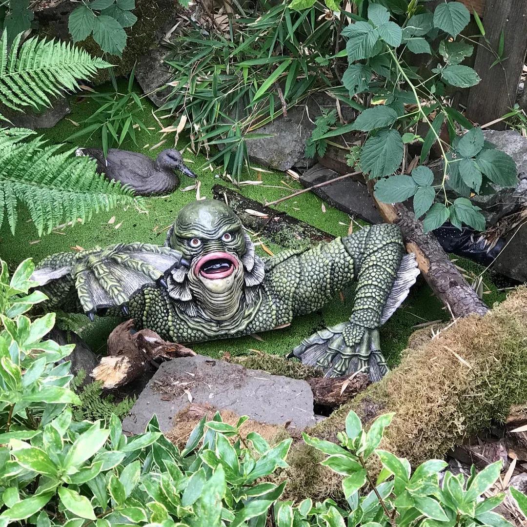 Creature from the Black Lagoon - Outdoor Furniture Resin avaliação e preço